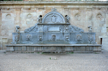 Fuente de Carlos V o Pilar de Carlos V ante la Puerta de la Justicia de la Alhambra de Granada,...
