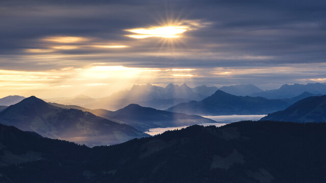 Bergpanorama zum Sonnenaufgang in den Alpen. © hannesheigl