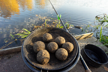Groundbait balls ready for baiting fish. Fishing groundbait. Kule zanętowe gotowe do nęcenia ryb. Zanęta wędkarska