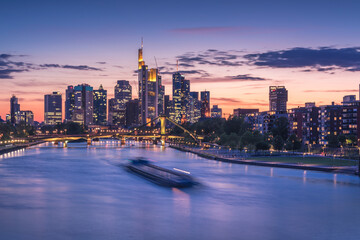 Frankfurter Skyline zum Abendlicht in der blauen Stunde.