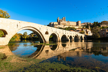 Obraz premium Old bridge over the Orb river and Saint Nazaire cathedral in Béziers, Hérault, Occitanie, France