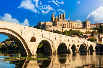 Fototapeta premium Old bridge over the Orb river and Saint Nazaire cathedral in Béziers, Hérault, Occitanie, France