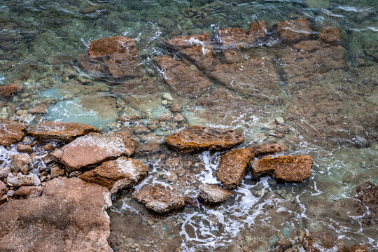 Rivage avec une belle eau claire en bord de mze