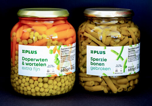Plus products on black background: peas and carrots (Doperwten and wortelen), green beans (Sperzie bonen gebroken)