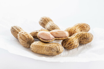 白背景に皮剥き落花生