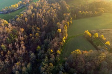 Jesień z lotu ptaka o zachodzie słońca - dron dji mavic 3 classic i kamera hasselblad
