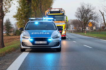 Służby ratunkowe policja, straż i pogotowie podczas akcji ratunkowej wypadku samochodowego. - obrazy, fototapety, plakaty