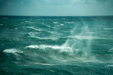 Starker Orkan auf der Nordsee sorgt für starken Wellengang mit hohen Wellen