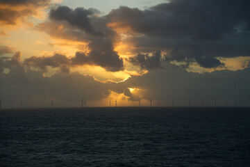 Morgenstimmung auf der Nordsee mit Windpark