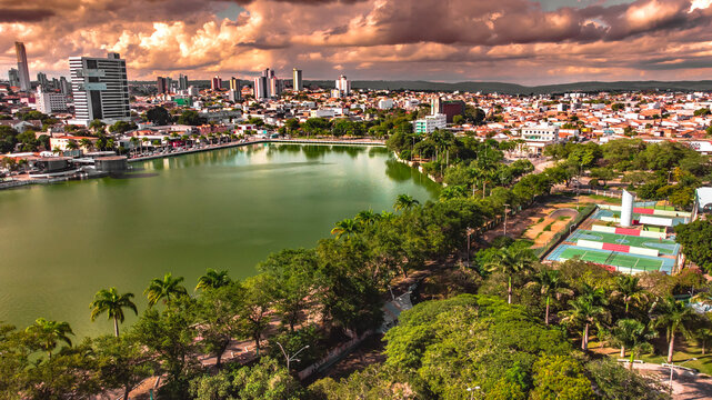 Açude Velho Hídrico Campina Grande Paraíba Nordeste Brasil Abastecimento Água Paisagem Urbano Prédios Lagoa Lago Verde Sesi Aéreo Drone