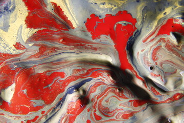 Superficie con mezcla pinturas de pinturas  acrìlicas flotando en la superficie  multicolor, forma...