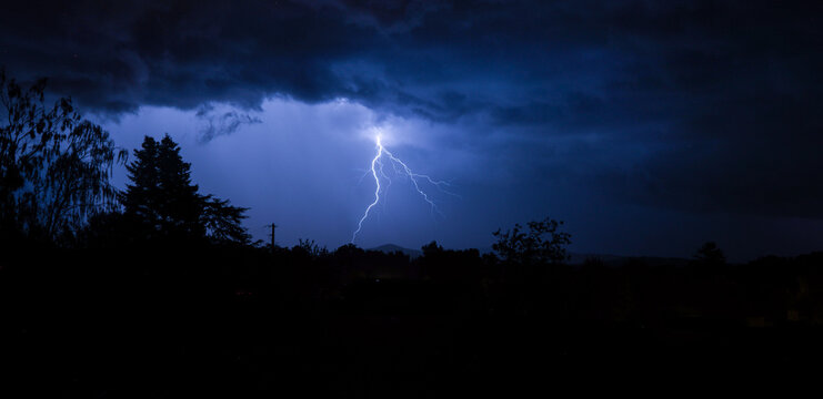 orage de nuit  impact de foudre 