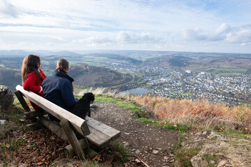 Freundinnen genießen nach der Wanderung, vom Gipfel des Berges, die atemberaubende Aussicht der...