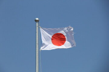 風にはためく日本の国旗
