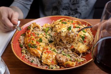 Arroz tapado con huevo en omelette, con pollo frito