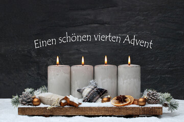 Fotoserie zur Adventszeit: Graue Adventskerzen mit Weihnachtsdekoration und Zimtsternen im Schnee.