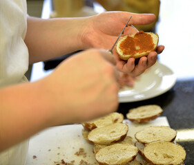 Brötchen schmieren