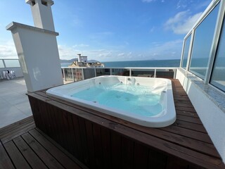 Banheira de Hidromassagem com Vista Mar / 
Hot Tub with Sea View