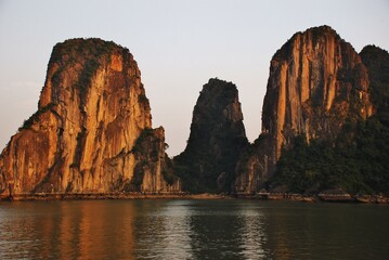夕暮れのベトナム・ハロン湾