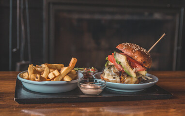 hamburgueza con papas fritas