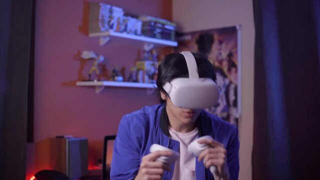 Joven juega un juego de boxeo en realidad virtual.