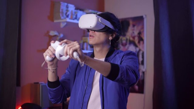 Joven jugando y explorando el metaverso en realidad virtual.