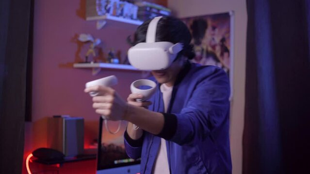 Joven juega un juego de disparos en realidad virtual.