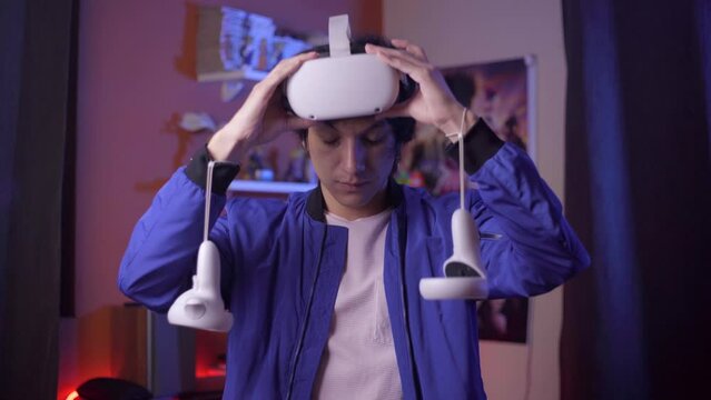 Joven se quita el visor de realidad virtual despu&eacute;s de jugar.