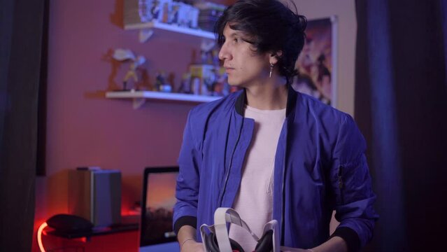 Chico quit&aacute;ndose el visor de realidad virtual despu&eacute;s de jugar.