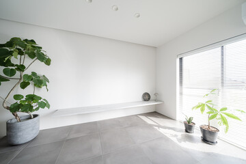 ブラインドから日差しが入る部屋