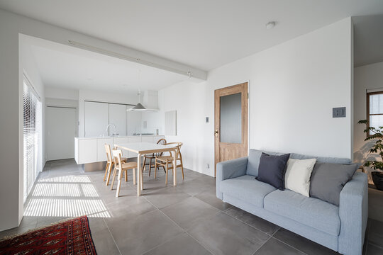 シンプルなモダンスタイルのリビングとダイニング