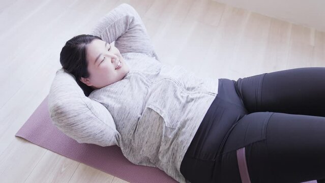 腹筋をする女性