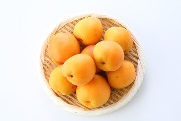 笊に盛って俯瞰で見た杏