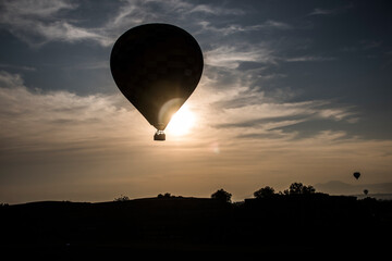 Globos aerostáticos al amanecer en la zona arqueológica de Teotihuacán