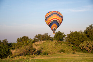 Globos aerostáticos en la zona arqueológica de Teotihuacán México