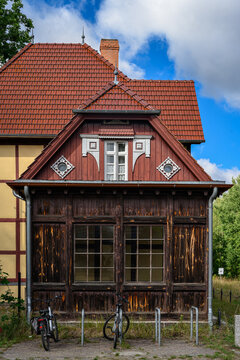 Holzget&auml;felte Aussenwand mit Sprossenfenster am Empfangsgeb&auml;ude des historischen Kaiserbahnhofs in Joachimsthal