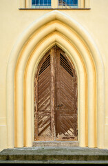 Nordportal der denkmalgeschützten Kreuzkirche in Joachimsthal