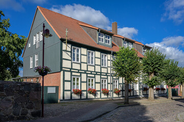 Restaurierte "Alte Schule" in Joachimsthal. Die Inschriften auf der Fassade wurden entfernt