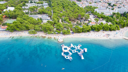 Luchtpanorama van het prachtige Rajska-strand op het eiland Rab in Kroatië. Paradijsstrand op het eiland Rab in Kroatië - het grootste zandstrand van Lopar.