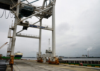 コンテナターミナルのガントリークレーン