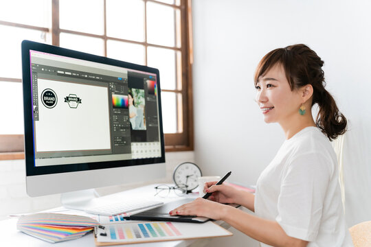 ペンタブを使ってインテリアデザイナー・カラーコーディネーターの仕事をする日本人女性
