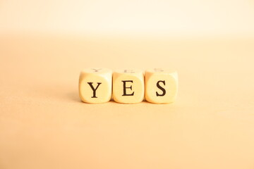 「YES」のアルファベット文字のウッドビーズ