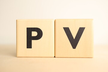 「PV」のアルファベット文字の木製ブロック