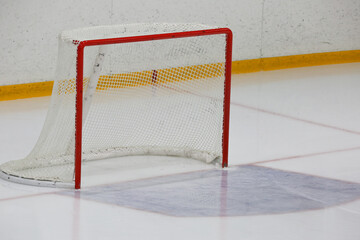 Obraz premium Empty ice hockey goal in ice hall