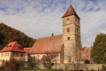 Fototapeta na wymiar Herbstliches Taubertal; St. Peter und Paulkirche in Detwang bei Rothenburg