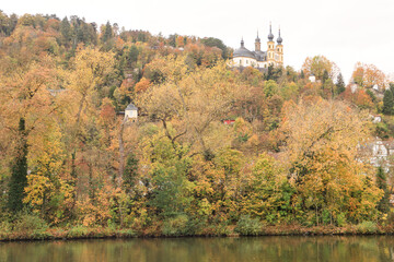 Herbst in Mainfranken; Blick in Würzburg über den Main auf den Nikolausberg mit Käppele