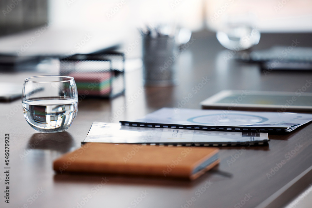 Poster notebook with documents, desk in office interior and zoom on business table with strategy report. su