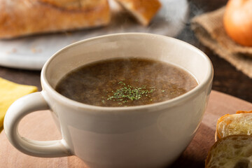 湯気の立つ、あったかい濃厚オニオンスープ