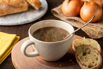 湯気の立つ、あったかい濃厚オニオンスープ