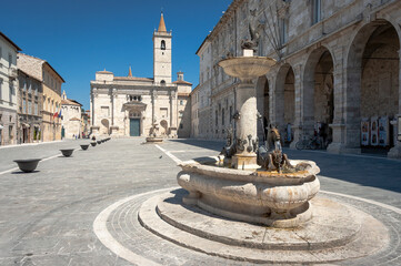 Ascoli Piceno. Piazza Arringo con fontana e cattedrale
